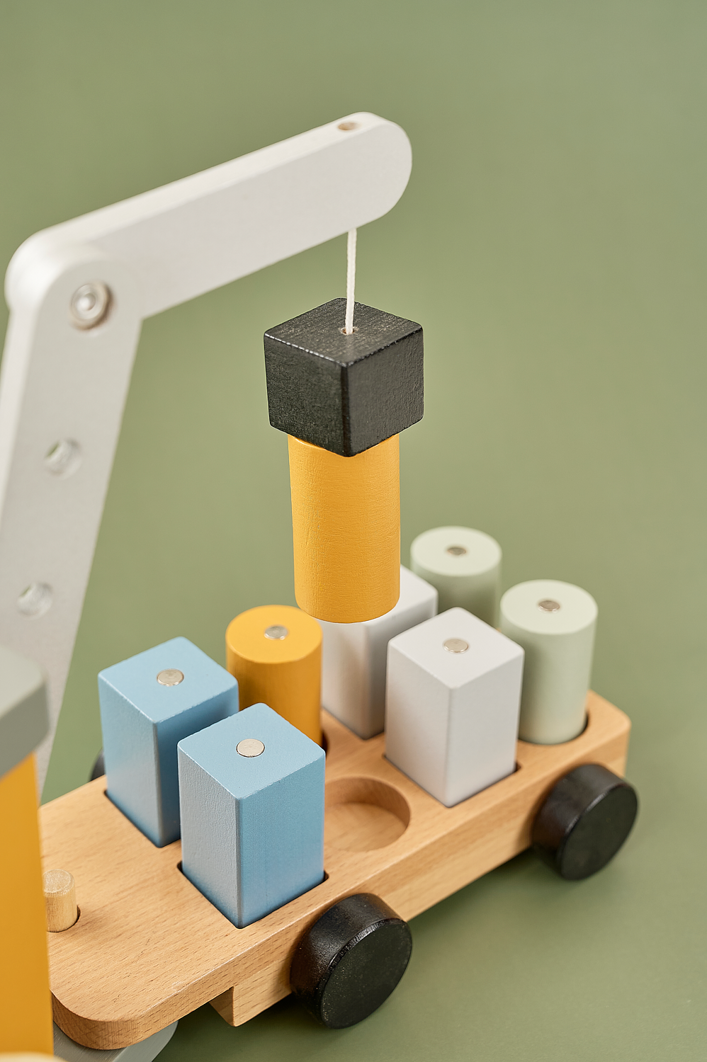 Crane with magnet